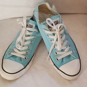 Womans 9 baby blue converse